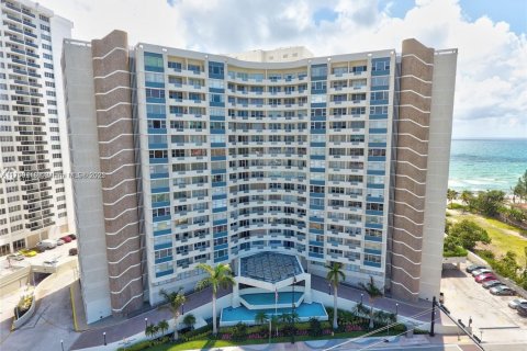 Condo in Hallandale Beach, Florida, 1 bedroom  № 1860431 - photo 2