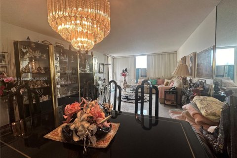 Condo in Hallandale Beach, Florida, 1 bedroom  № 1860431 - photo 13