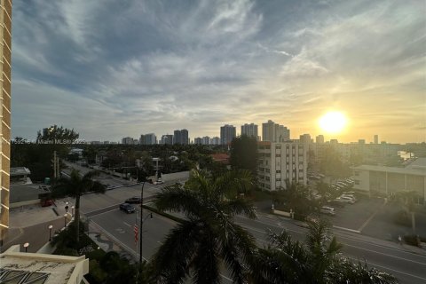 Condo in Hallandale Beach, Florida, 1 bedroom  № 1860431 - photo 19