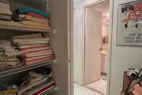 Condo in Hallandale Beach, Florida, 1 bedroom  № 1860431 - photo 27