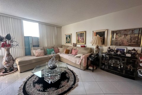 Condo in Hallandale Beach, Florida, 1 bedroom  № 1860431 - photo 15