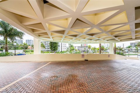 Condo in Hallandale Beach, Florida, 1 bedroom  № 1860431 - photo 7