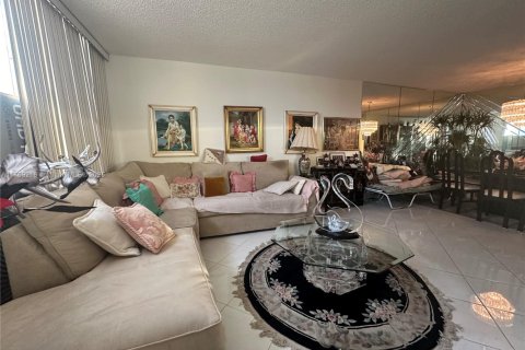 Condo in Hallandale Beach, Florida, 1 bedroom  № 1860431 - photo 21