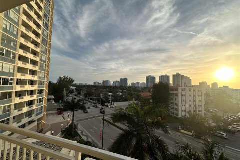 Condo in Hallandale Beach, Florida, 1 bedroom  № 1860431 - photo 17