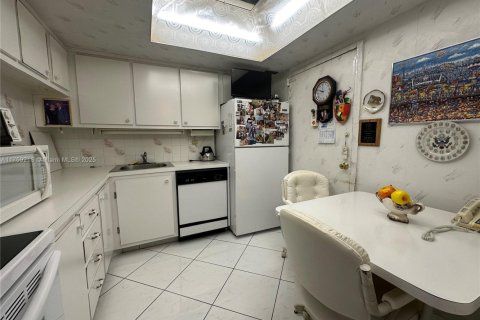 Condo in Hallandale Beach, Florida, 1 bedroom  № 1860431 - photo 28