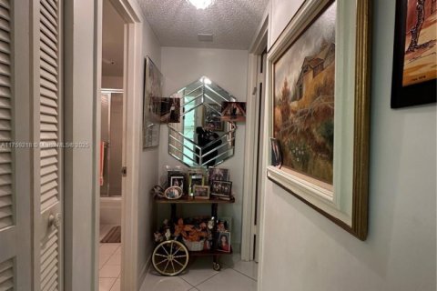 Condo in Hallandale Beach, Florida, 1 bedroom  № 1860431 - photo 23