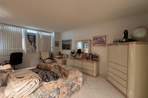 Condo in Hallandale Beach, Florida, 1 bedroom  № 1860431 - photo 24