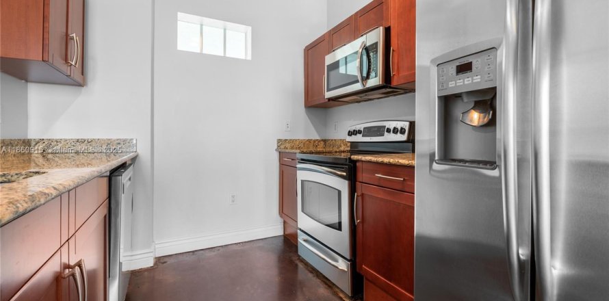 Condo in Miami, Florida, 2 bedrooms № 1892236
