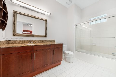 Condo in Miami, Florida, 2 bedrooms  № 1892236 - photo 11