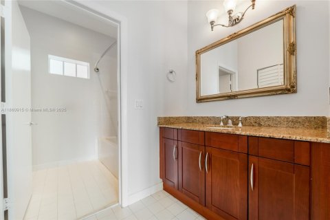 Condo in Miami, Florida, 2 bedrooms  № 1892236 - photo 10