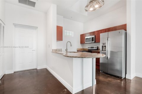 Condo in Miami, Florida, 2 bedrooms  № 1892236 - photo 4