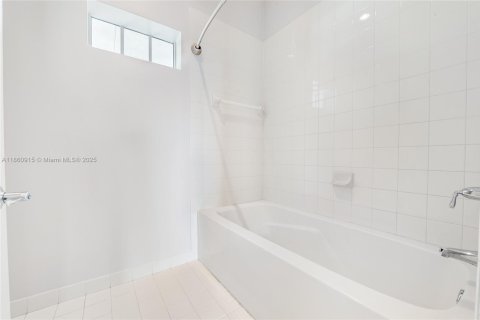 Condo in Miami, Florida, 2 bedrooms  № 1892236 - photo 12