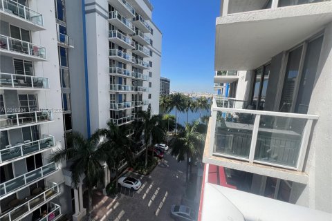 Condo in Miami, Florida, 1 bedroom  № 2086497 - photo 26