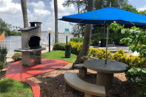 Condo in Miami, Florida, 1 bedroom  № 2086497 - photo 10