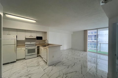 Condo in Miami, Florida, 1 bedroom  № 2086497 - photo 2