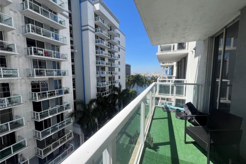 Condo in Miami, Florida, 1 bedroom  № 2086497 - photo 25