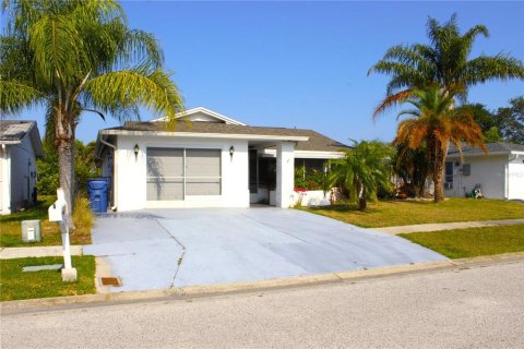 House in Holiday, Florida 3 bedrooms, 144.93 sq.m. № 1775671 - photo 2
