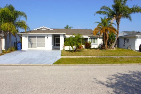 House in Holiday, Florida 3 bedrooms, 144.93 sq.m. № 1775671 - photo 1