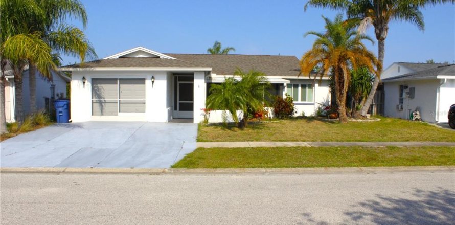 House in Holiday, Florida 3 bedrooms, 144.93 sq.m. № 1775671