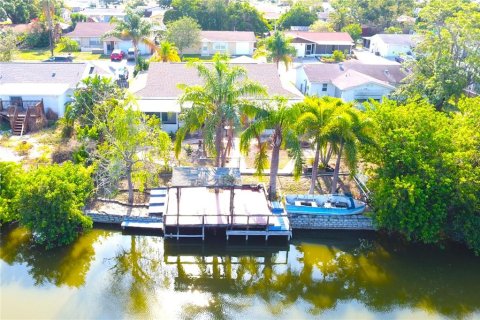 House in Holiday, Florida 3 bedrooms, 144.93 sq.m. № 1775671 - photo 16