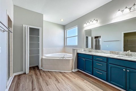 House in Winter Haven, Florida 4 bedrooms, 182.09 sq.m. № 2212149 - photo 8
