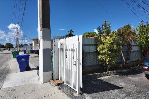 Propiedad comercial en Miami, Florida 284.19 m2 № 2090936
