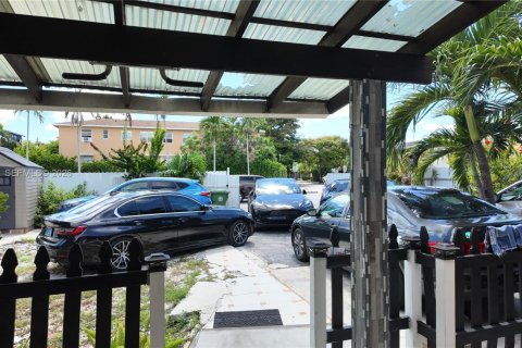 Immobilier commercial à vendre à Miami, Floride: 284.19 m2 № 2090936 - photo 2