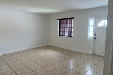 Снять в аренду виллу или дом в Майами, Флорида 3 спальни, 138.61м2, № 1957761 - фото 16