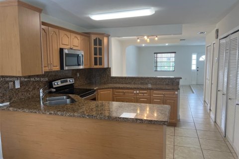 Снять в аренду виллу или дом в Майами, Флорида 3 спальни, 138.61м2, № 1957761 - фото 10