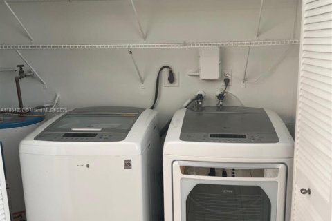 Снять в аренду виллу или дом в Майами, Флорида 3 спальни, 138.61м2, № 1957761 - фото 20