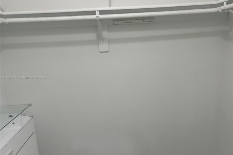 Снять в аренду виллу или дом в Майами, Флорида 3 спальни, 138.61м2, № 1957761 - фото 25