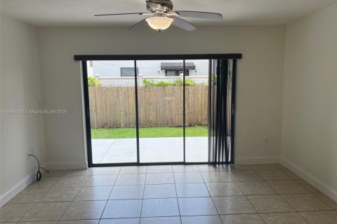 Снять в аренду виллу или дом в Майами, Флорида 3 спальни, 138.61м2, № 1957761 - фото 12