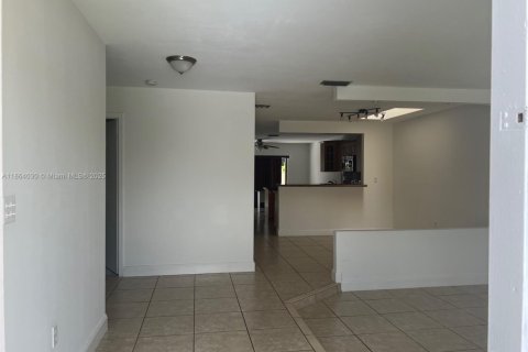 Снять в аренду виллу или дом в Майами, Флорида 3 спальни, 138.61м2, № 1957761 - фото 4