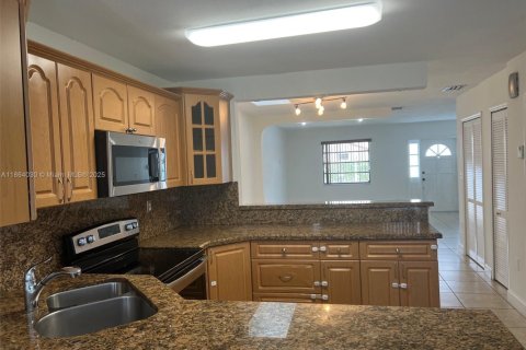 Снять в аренду виллу или дом в Майами, Флорида 3 спальни, 138.61м2, № 1957761 - фото 9