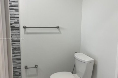 Снять в аренду виллу или дом в Майами, Флорида 3 спальни, 138.61м2, № 1957761 - фото 27