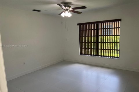 Снять в аренду виллу или дом в Майами, Флорида 3 спальни, 138.61м2, № 1957761 - фото 21