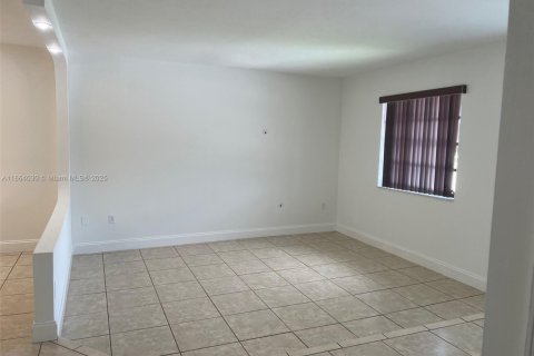 Снять в аренду виллу или дом в Майами, Флорида 3 спальни, 138.61м2, № 1957761 - фото 17