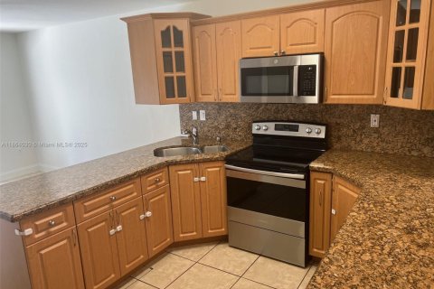 Снять в аренду виллу или дом в Майами, Флорида 3 спальни, 138.61м2, № 1957761 - фото 8