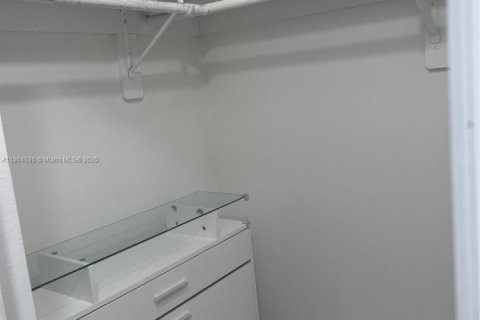 Снять в аренду виллу или дом в Майами, Флорида 3 спальни, 138.61м2, № 1957761 - фото 24