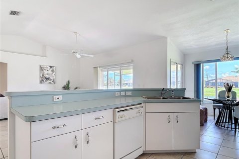 House in Rotonda, Florida 3 bedrooms, 167.69 sq.m. № 1800350 - photo 18