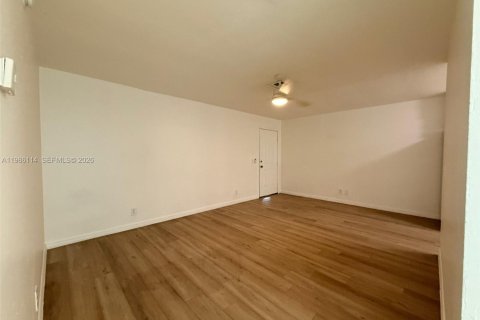 Снять в аренду квартиру в Форт Майерс, Флорида 2 спальни, 60.39м2, № 2066824 - фото 4