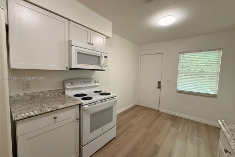 Снять в аренду квартиру в Форт Майерс, Флорида 2 спальни, 60.39м2, № 2066824 - фото 5