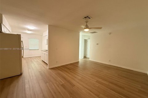 Снять в аренду квартиру в Форт Майерс, Флорида 2 спальни, 60.39м2, № 2066824 - фото 3