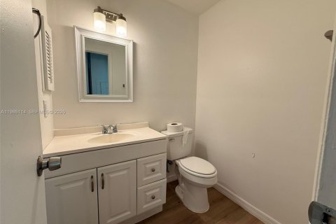 Снять в аренду квартиру в Форт Майерс, Флорида 2 спальни, 60.39м2, № 2066824 - фото 9