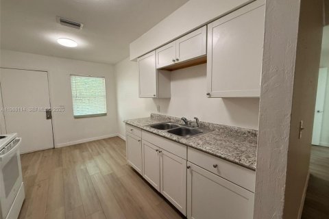 Снять в аренду квартиру в Форт Майерс, Флорида 2 спальни, 60.39м2, № 2066824 - фото 6