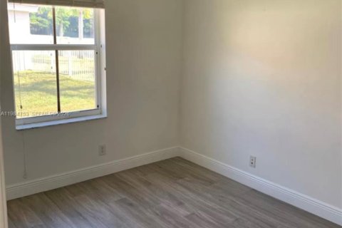 Villa ou maison à louer à Weston, Floride: 3 chambres, 122.26 m2 № 2045854 - photo 15