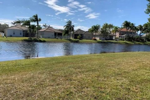 Villa ou maison à louer à Weston, Floride: 3 chambres, 122.26 m2 № 2045854 - photo 8