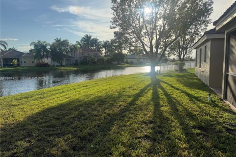 Villa ou maison à louer à Weston, Floride: 3 chambres, 122.26 m2 № 2045854 - photo 5