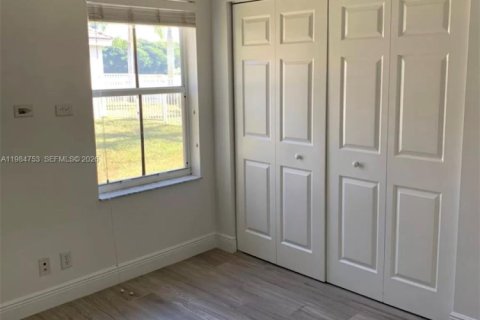 Villa ou maison à louer à Weston, Floride: 3 chambres, 122.26 m2 № 2045854 - photo 14