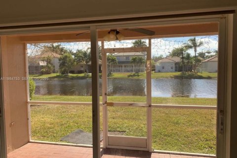 Villa ou maison à louer à Weston, Floride: 3 chambres, 122.26 m2 № 2045854 - photo 9